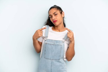 İspanyol asıllı, kötü tavırlı, gururlu ve agresif görünen, yukarıyı gösteren ya da ellerinle alay eden güzel bir kadın.