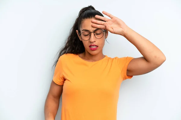 Mujer Bonita Hispana Mirando Estresada Cansada Frustrada Secando Sudor Frente —  Fotos de Stock