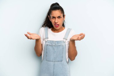 Hispanik güzel bir kadın bilgisiz ve kafası karışık, hangi seçeneği seçeceğinden emin değil, merak ediyor.