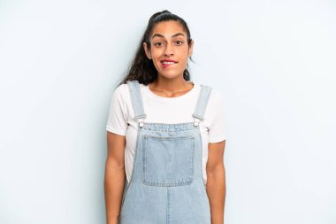 İspanyol güzel kadın şaşkın ve şaşkın görünüyor. Sinirli bir hareketle dudağını ısırıyor. Sorunun cevabını bilmiyor.