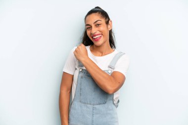 İspanyol güzel kadın mutlu, pozitif ve başarılı hissediyor, meydan okumayla karşılaştığında motive oluyor ya da iyi sonuçları kutluyor.