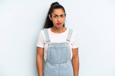 İspanyol güzel kadın kendini şaşkın ve şüpheli hissediyor, merak ediyor ya da karar vermeye çalışıyor.