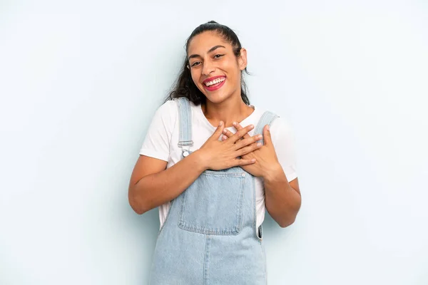 Hispanic Mooie Vrouw Gevoel Romantisch Gelukkig Verliefd Vrolijk Glimlachen Hand — Stockfoto