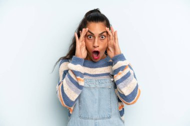 İspanyol güzel kadın dehşete kapılmış ve şok olmuş hissediyor, ellerini havaya kaldırıyor ve bir hata yüzünden panikliyor.