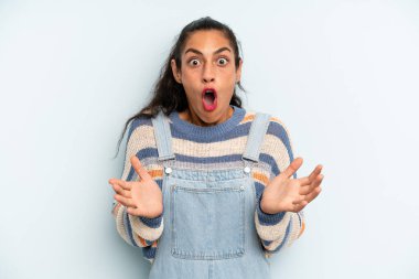 İspanyol güzel bir kadın son derece şaşırmış, şaşırmış, endişeli ve paniklemiş, stresli ve dehşete kapılmış bir bakışla