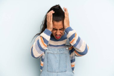 İspanyol güzel bir kadın stresli ve hayal kırıklığına uğramış hissediyor, elele tutuşuyor, yorgun, mutsuz ve migren ağrısı çekiyor.