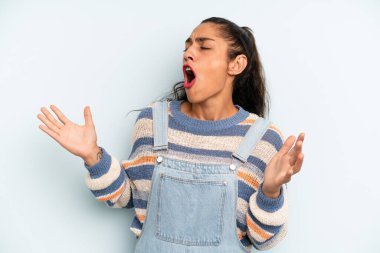 İspanyol güzeli bir kadın opera icra ediyor ya da konserde şarkı söylüyor, romantik, sanatsal ve tutkulu hissediyor.