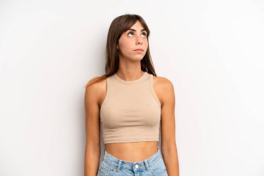 Endişeli, kafası karışık, budala bir ifadeyle, kopya alanı arayan, şüpheci İspanyol güzel kadın.