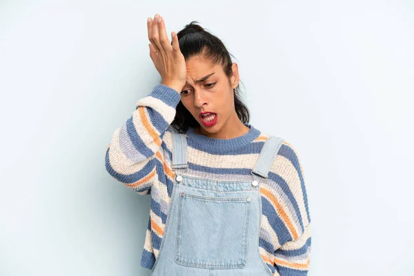 Hispanic Pretty Woman Raising Palm Forehead Thinking Oops Making Stupid — Stock fotografie