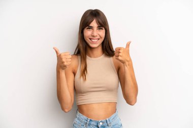 İspanyol güzel kadın neşeyle gülümsüyor ve mutlu görünüyor, kaygısız ve pozitif hissediyor.