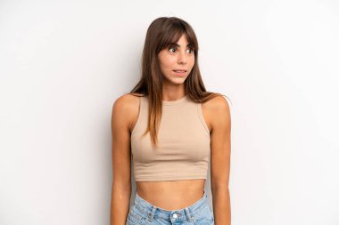 İspanyol güzel kadın endişeli, stresli, endişeli ve korkmuş görünüyor, panikliyor ve dişlerini sıkıyor