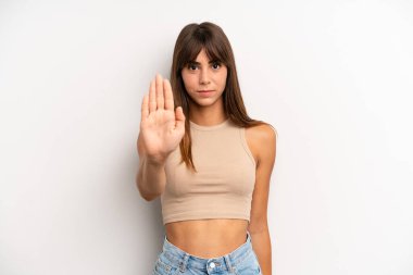 İspanyol güzel bir kadın ciddi, sert, hoşnutsuz ve kızgın görünüyor.