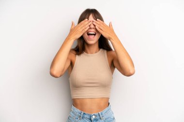 İspanyol güzel kadın gülümsüyor ve mutlu hissediyor, iki eliyle gözlerini kapatıyor ve inanılmaz bir sürpriz bekliyor.