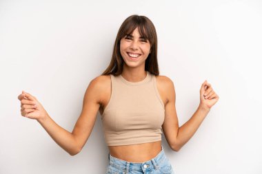 İspanyol güzel kadın gülümsüyor, kaygısız hissediyor, rahat ve mutlu, dans ediyor ve müzik dinliyor, bir partide eğleniyor.