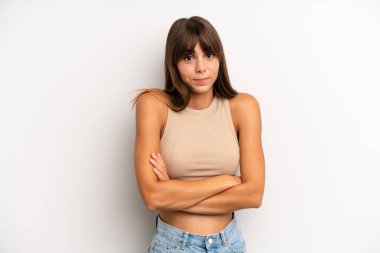 İspanyol güzel kadın omuz silkiyor, kafası karışık ve emin değil, kolları bağlı ve şaşkın görünüyor.