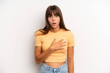 İspanyol güzel kadın şaşkın ve şaşırmış hissediyor, gülümsüyor, el ele tutuşuyor, mutlu ya da minnettarlık gösteriyor.