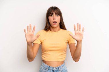 İspanyol güzel kadın sersemlemiş ve korkmuş hissediyor, korkunç bir şeyden korkuyor, elleri açık ve uzak dur diyor.