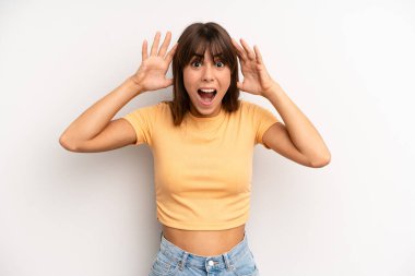 İspanyol asıllı güzel bir kadın panik ya da öfke içinde bağırıyor, şok olmuş, korkmuş ya da öfkeli, elleri başının yanında.