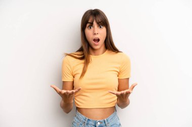 İspanyol güzel bir kadın son derece şaşırmış, şaşırmış, endişeli ve paniklemiş, stresli ve dehşete kapılmış bir bakışla