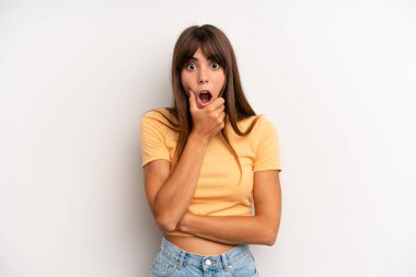 İspanyol asıllı, ağzı ve gözleri açık, eli çenesinde olan, hoş olmayan bir şok geçiren, ne ya da vay canına diyen güzel kadın.