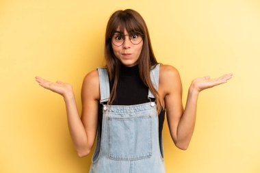 İspanyol güzel kadın şaşkın ve kafası karışık, şüpheci, farklı seçenekleri tartıyor ya da komik bir ifadeyle seçiyor.