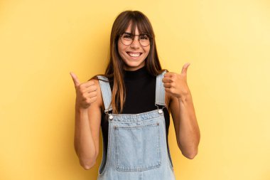 İspanyol güzel kadın neşeyle gülümsüyor ve mutlu görünüyor, kaygısız ve pozitif hissediyor.