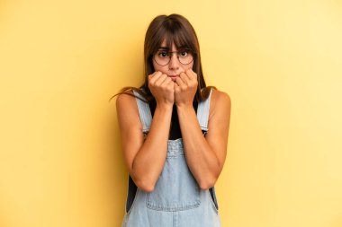 İspanyol güzel kadın endişeli, gergin, stresli ve korkmuş görünüyor, tırnak yiyor ve yanal fotokopi alanı arıyor.