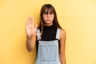 İspanyol güzel bir kadın ciddi, sert, hoşnutsuz ve kızgın görünüyor.