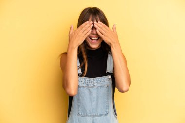 İspanyol güzel kadın gülümsüyor ve mutlu hissediyor, iki eliyle gözlerini kapatıyor ve inanılmaz bir sürpriz bekliyor.