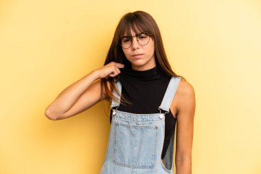 İspanyol güzel bir kadın stresli, endişeli, yorgun ve hayal kırıklığına uğramış, gömleğini çekmiş, sıkıntılı görünüyor.