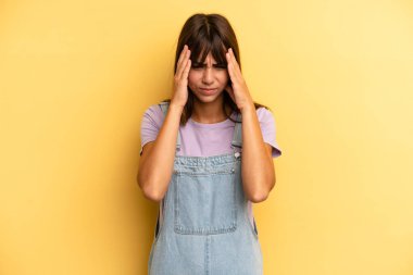 İspanyol güzel kadın stresli ve hayal kırıklığına uğramış görünüyor, baskı altında çalışıyor, başı ağrıyor ve sorunları var.