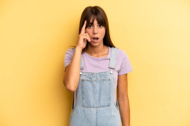 İspanyol güzel kadın şaşırmış, ağzı açık, şok olmuş, yeni bir düşünce, fikir ya da konsept keşfediyor.