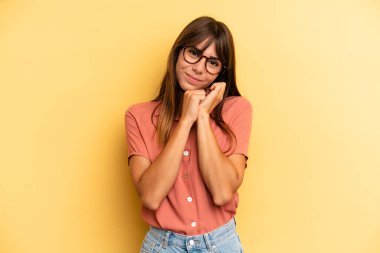 Hispanik güzel kadın aşık ve sevimli görünüyor, sevimli ve mutlu, romantik bir şekilde gülümsüyor.