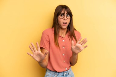 İspanyol güzel kadın korkmuş hissediyor, geri çekiliyor ve korku ve panik içinde bağırıyor, kabusa tepki veriyor.