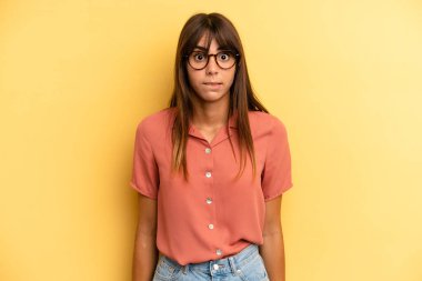 Latin kökenli güzel bir kadın hangi seçeneği seçeceğine karar veremediği için bilgisiz, kafası karışık ve kararsız hissediyor.