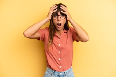 İspanyol güzel kadın dehşete kapılmış ve şok olmuş hissediyor, ellerini havaya kaldırıyor ve bir hata yüzünden panikliyor.