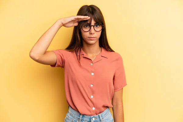 Spaanse Mooie Vrouw Begroet Camera Met Een Militaire Groet Een — Stockfoto