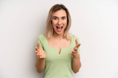 Genç sarışın kadın kendini mutlu, şaşkın, şanslı ve şaşırmış hissediyor. Sanki her şeyi ciddiye alıyormuş gibi. İnanılmaz!