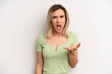 Genç, sarışın bir kadın kızgın, sinirli ve sinirli görünüyor. Senin neyin var? 