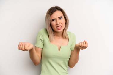 Genç sarışın kadın, bilgisiz ve şaşkın hissediyor, hangi seçeneği seçeceğinden emin değil, merak ediyor.