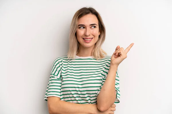 Joven Mujer Rubia Adulta Sonriendo Felizmente Mirando Hacia Los Lados — Foto de Stock