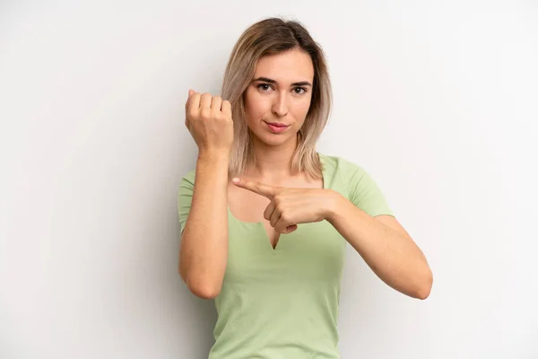 Joven Mujer Rubia Adulta Mirando Impaciente Enojado Apuntando Guardia Pidiendo —  Fotos de Stock