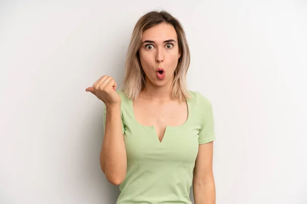 Young Adult Blonde Woman Looking Astonished Disbelief Pointing Object Side — Stock Photo, Image