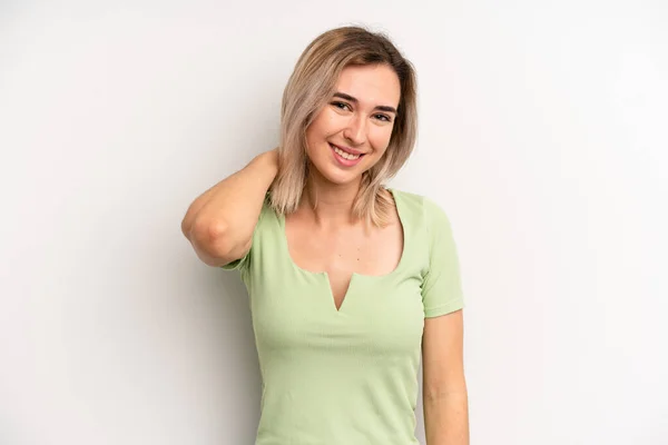 Junge Erwachsene Blonde Frau Lacht Fröhlich Und Selbstbewusst Mit Einem — Stockfoto