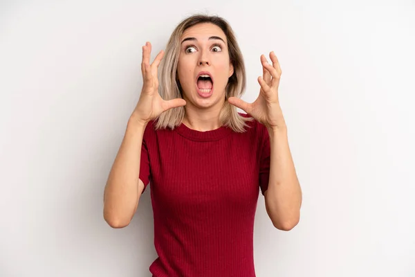 Young Adult Blonde Woman Screaming Hands Air Feeling Furious Frustrated — Foto Stock