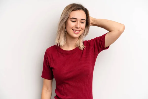 Joven Mujer Rubia Adulta Sonriendo Alegre Casualmente Tomando Mano Cabeza — Foto de Stock