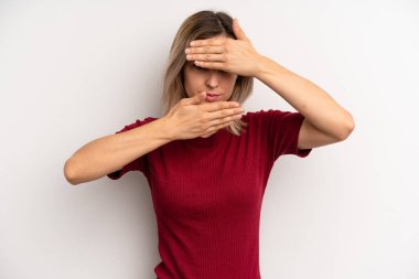 Genç sarışın kadın kameraya hayır diyen iki eliyle yüzünü kapatıyor! Resimler reddediliyor ya da yasaklanıyor