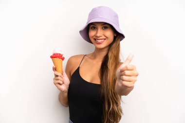 Asyalı genç bir kadın gururlu, olumlu gülümsüyor. yaz ve dondurma konsepti