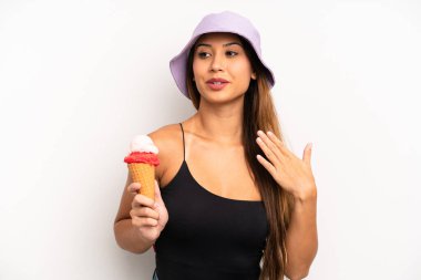 Asyalı genç bir kadın stresli, endişeli, yorgun ve hayal kırıklığına uğramış hissediyor. yaz ve dondurma konsepti