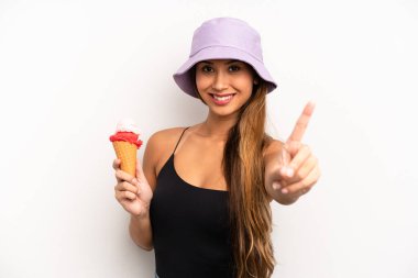 Asyalı genç bayan gülümsüyor ve arkadaş canlısı görünüyor, bir numarayı gösteriyor. yaz ve dondurma konsepti